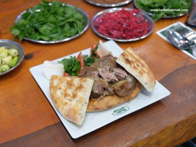Konya Kebabının Usulü: Çatal Kullanılmadan, Tırnaklı Pide ve Soğan ile Sunum