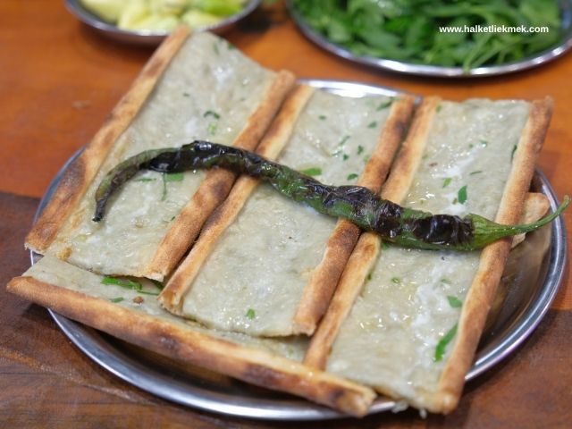 Konya Küflü Peynirli Börek Nerede Yenir? Doğru Adres: Halk Etliekmek